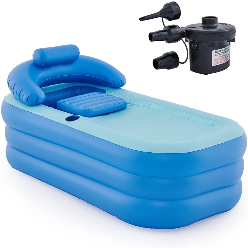 A dark blue inflatable bathtub with a backrest and headrest, an inflatable cushion, and a cover in tonal light. blue. Also shown, the electric pump used to inflate the bathtub.